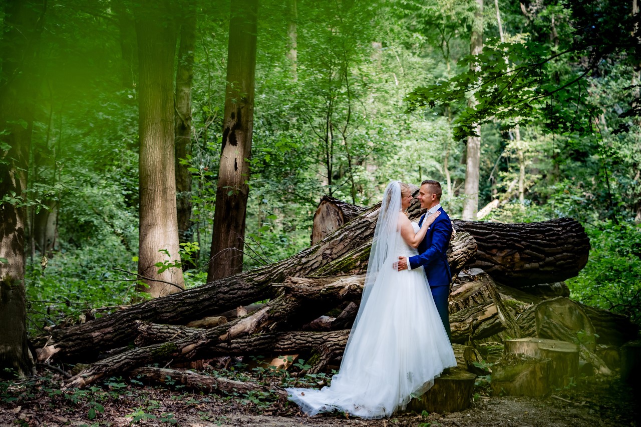 Debbie in een trouwjurk